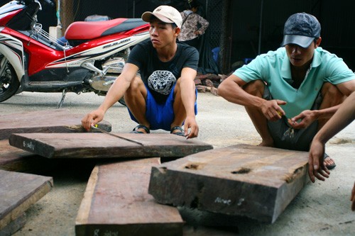 Người lạ vào khu chợ này không dễ, bởi luôn có vài người canh giữ 24/24h.